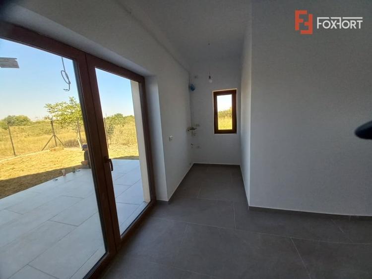 Duplex cu 4 camere decomandat cu Canalizare în Plopi