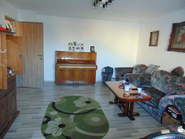 Apartament cu 3 camere decomandat în Lunei