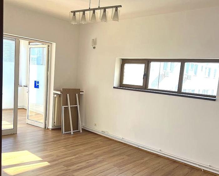 Apartament cu 6 camere decomandat în Dacia