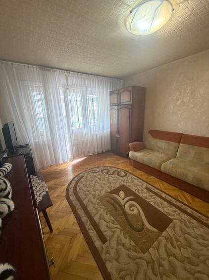 Apartament cu 3 camere semidecomandat, mobilat în Craiovița Nouă