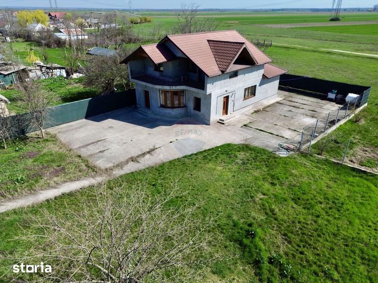 Casă cu 5 camere cu Teren 3400 Mp în Garoafa