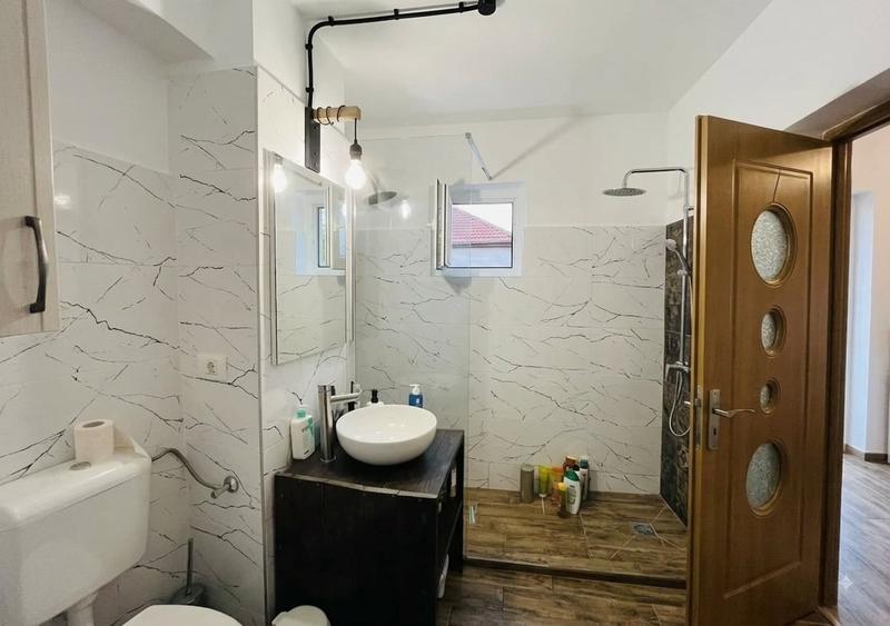 Apartament cu 2 camere semidecomandat, mobilat în Aradului