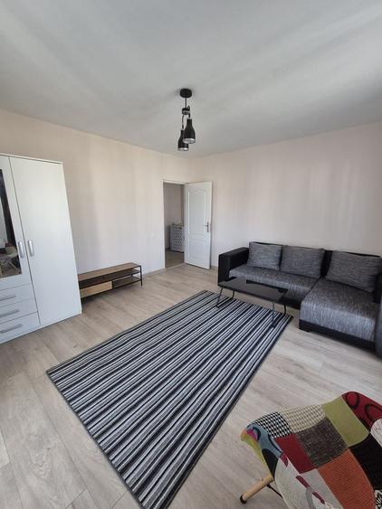 Apartament cu 3 camere decomandat în Florești