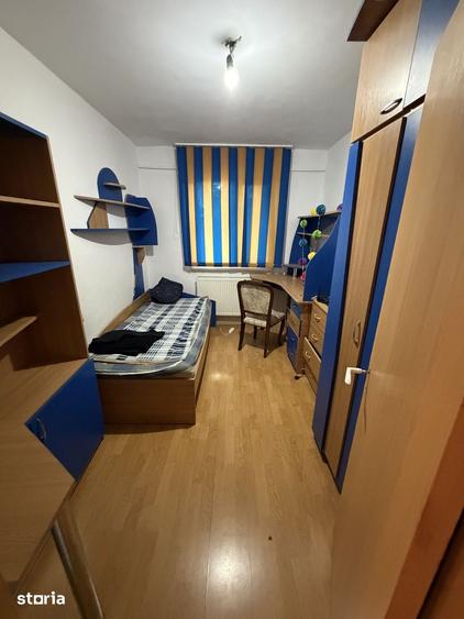 Apartament cu 3 camere semidecomandat în Craiovița Nouă