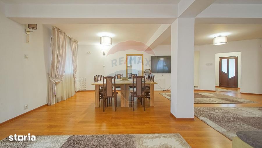 Casă cu 7 camere decomandat cu Teren 1167 Mp în Tractorul