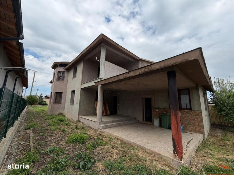 Casă cu 4 camere în Petrești
