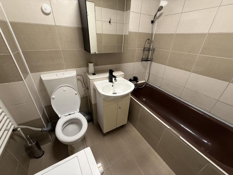 Garsonieră decomandată în Est