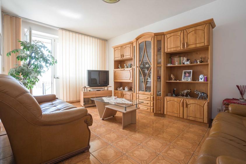 Apartament cu 3 camere decomandat în Alexandriei