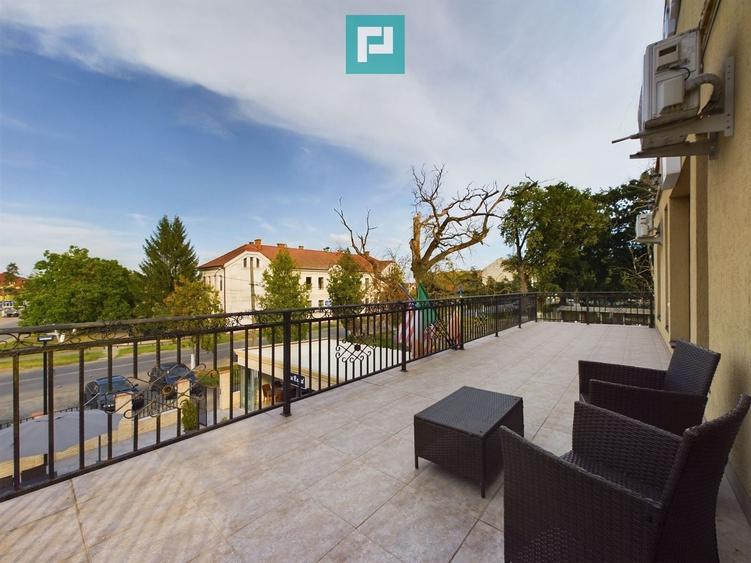Casă individuală cu 7 camere cu Teren 400 Mp în Ultracentral