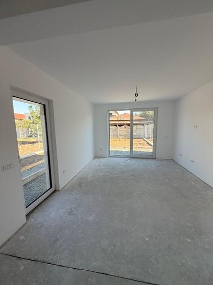 Duplex cu 5 camere cu Canalizare în Dumbrăvița