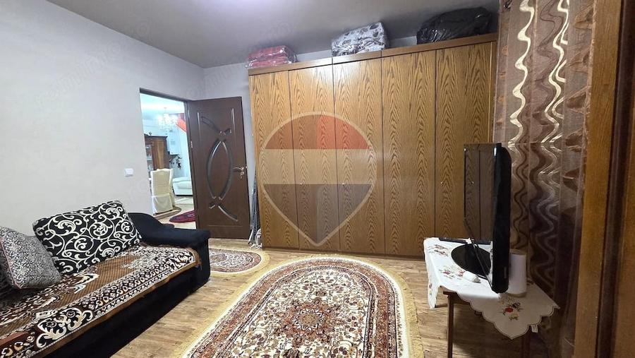 Casă cu 7 camere cu Teren 1400 Mp în Văleni