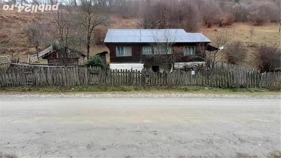 Casă cu 3 camere cu Teren 4900 Mp în Central