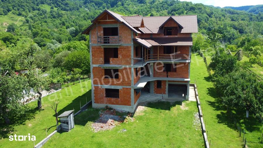 Casă cu Teren 1183 Mp în Corbeni