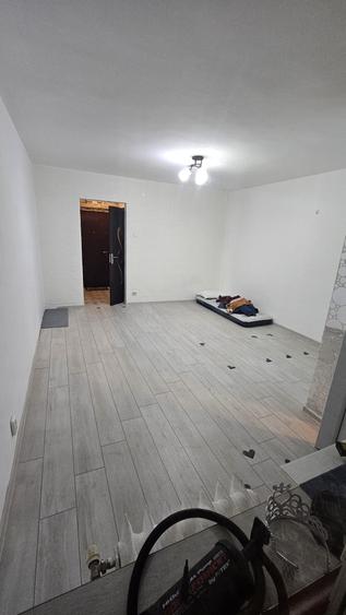 Garsonieră decomandată în Roșu