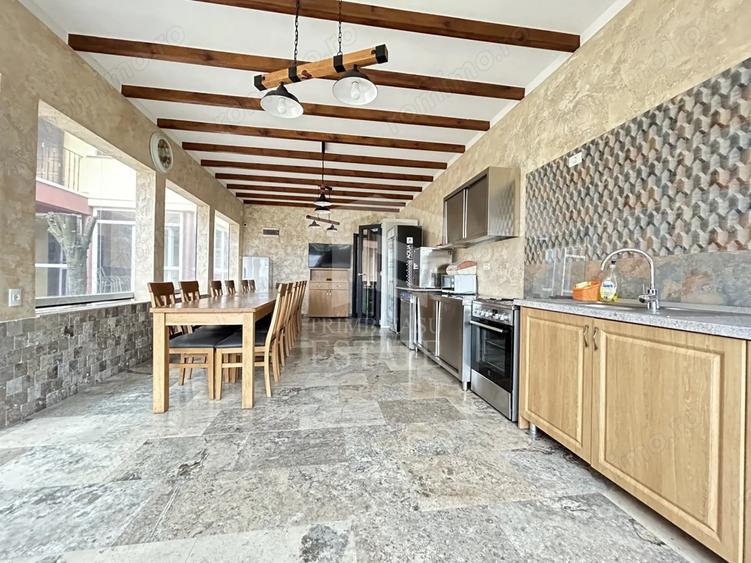 Casă cu 12 camere cu Teren 608 Mp în Central