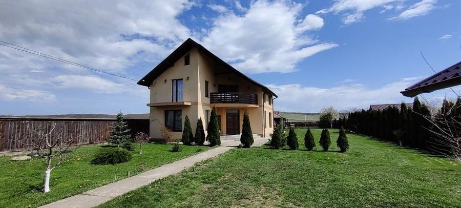 Casă cu 4 camere în Dragomirna