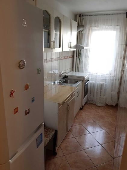 Apartament cu 3 camere semidecomandat în Sud