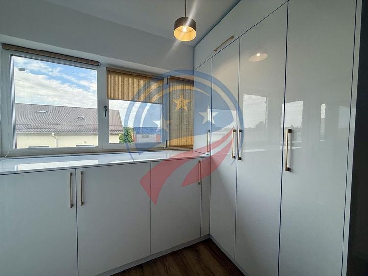 Apartament cu 3 camere semidecomandat, mobilat în 1 Mai