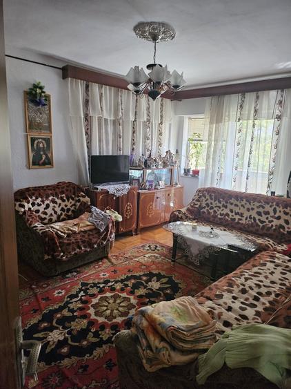 Apartament cu 3 camere semidecomandat în Central