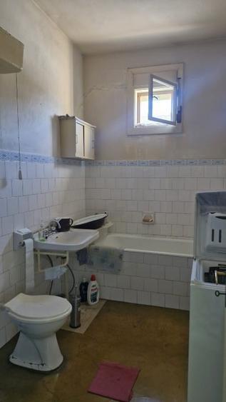 Casă individuală cu 4 camere cu Canalizare în Central