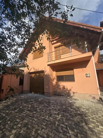 Casă individuală cu 12 camere cu Canalizare în Central