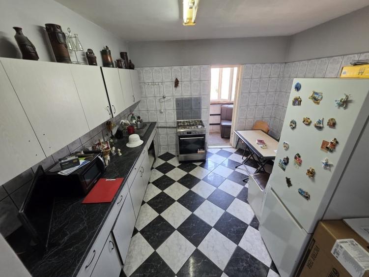Apartament cu 4 camere decomandat în Rahova