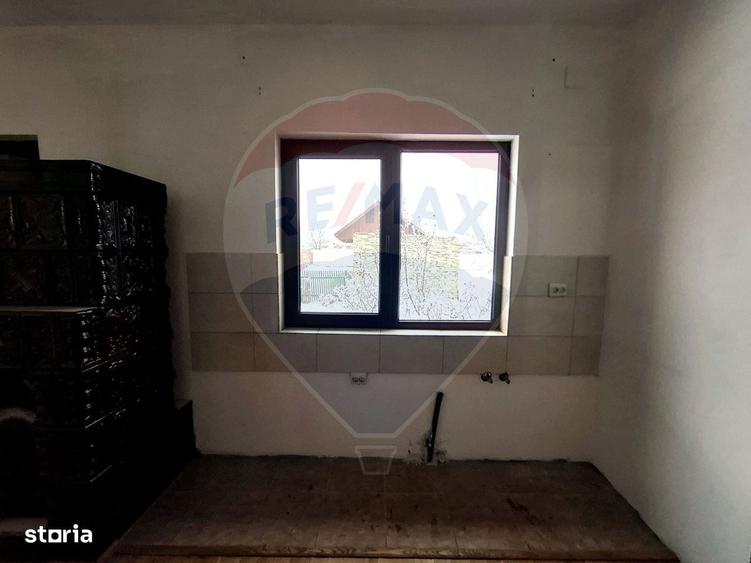 Casă cu 4 camere cu Teren 1478 Mp în Măneciu