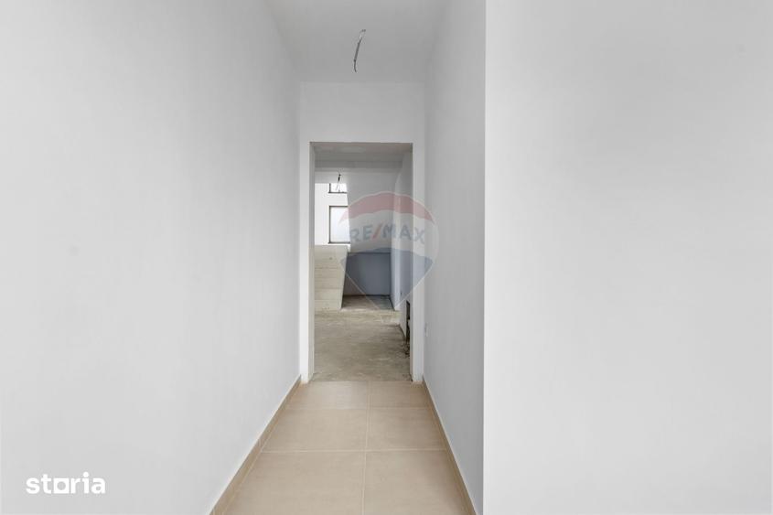 Casă cu 7 camere cu Teren 437 Mp în Livada