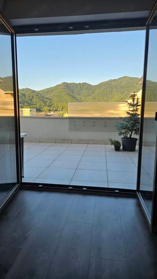 Apartament cu 5 camere decomandat în Noua