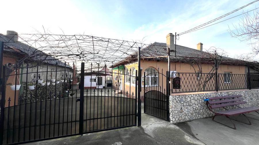 Casă cu 9 camere cu Garaj în Tuzla