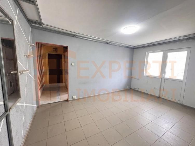 Apartament cu 3 camere semidecomandat, mobilat în Km 4-5