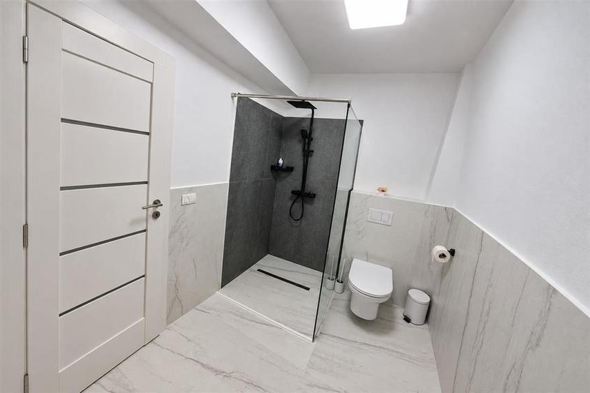 Apartament cu 3 camere semidecomandat, mobilat în Industrial Vest