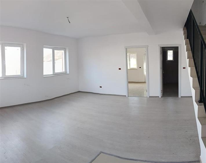 Casă cu 4 camere cu Teren 200 Mp în Vișani