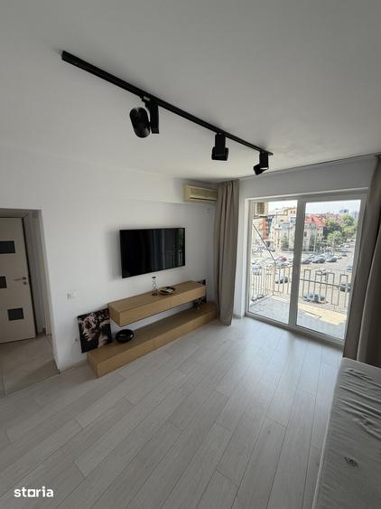 Apartament cu 3 camere decomandat, mobilat în Romană