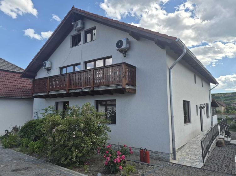 Casă cu 4 camere cu Teren 1100 Mp în Central