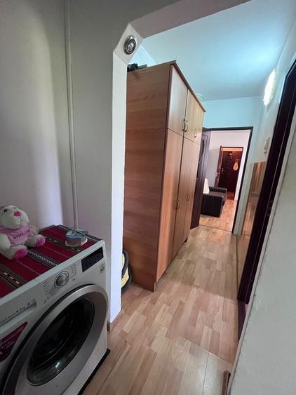 Apartament cu 3 camere semidecomandat în Rovine