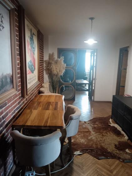 Apartament cu 4 camere decomandat în Titulescu
