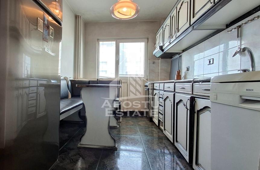 Apartament cu 4 camere semidecomandat, mobilat în Micălaca