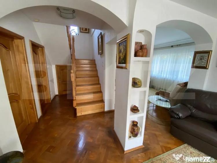 Casă cu 7 camere cu Teren 587 Mp în Valea