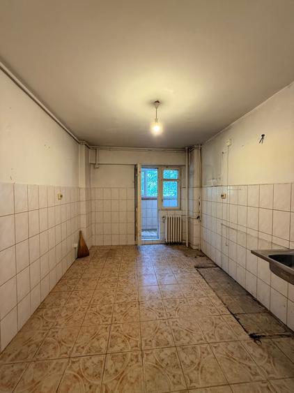 Apartament cu 3 camere semidecomandat în Păcii