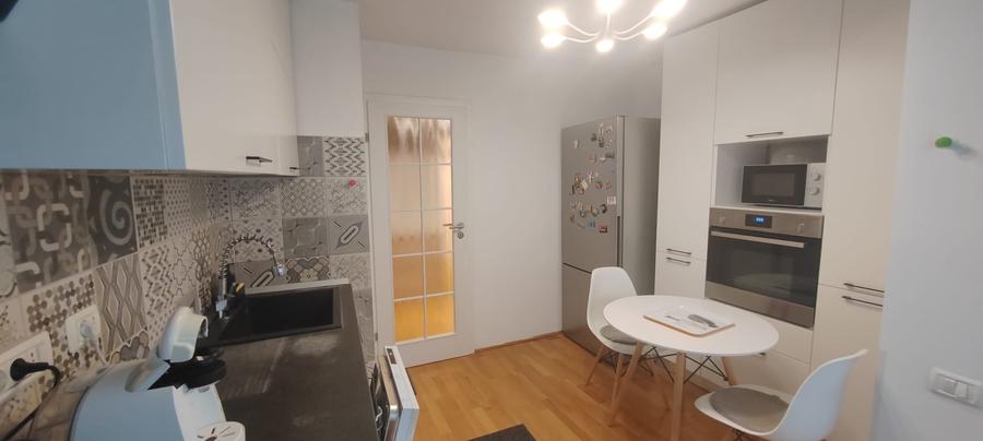 Apartament cu 3 camere decomandat în Drumul Sării