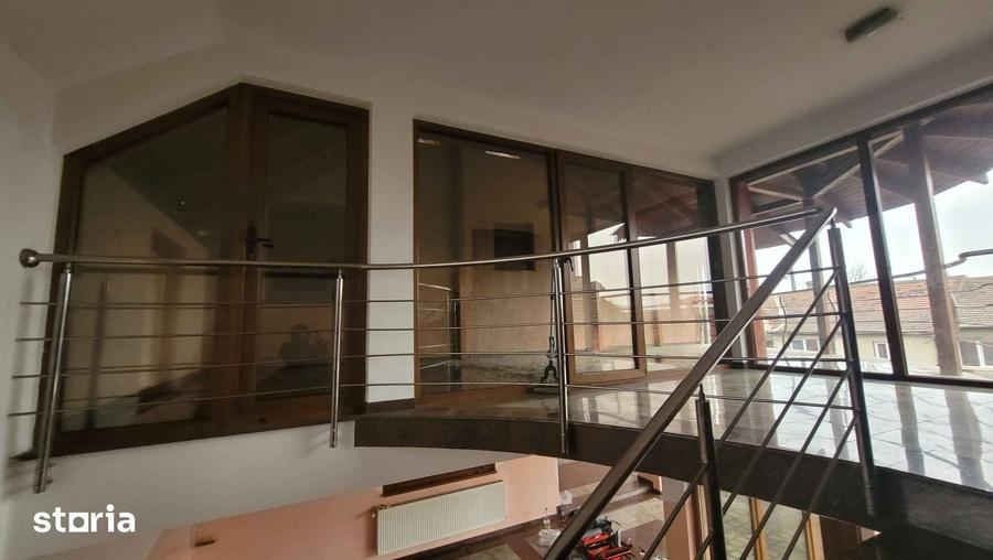 Casă cu Teren 2001 Mp în Central