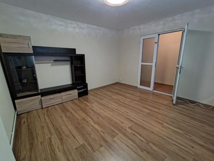 Apartament cu 3 camere decomandat, mobilat în Păcurari