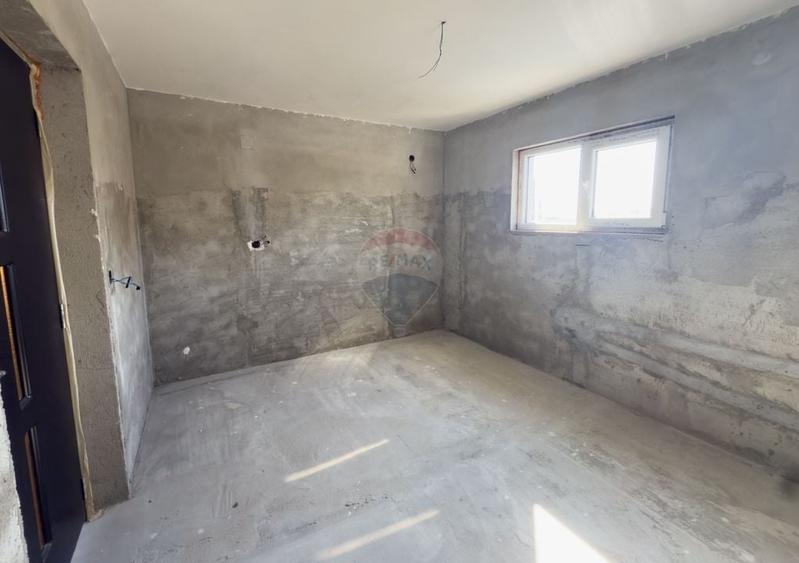 Casă cu 8 camere cu Teren 440 Mp în Central