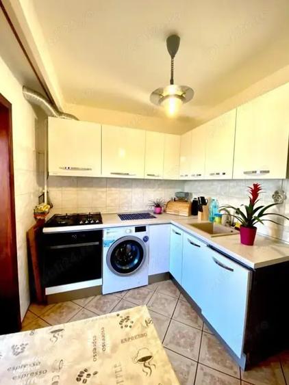Apartament cu 3 camere decomandat în Girocului