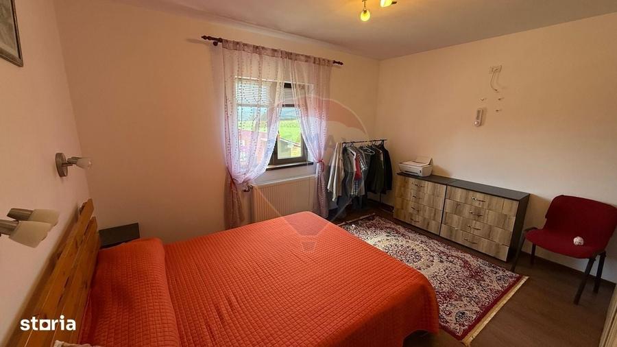 Casă cu 3 camere în Mărăști