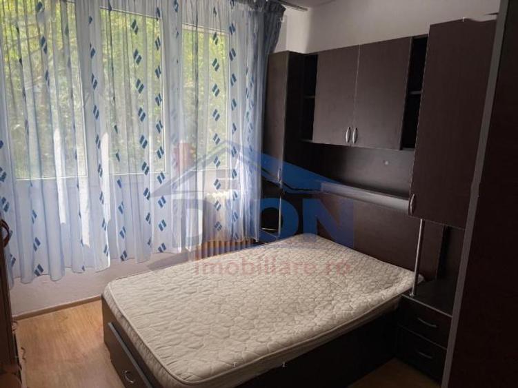 Apartament cu 3 camere semidecomandat în Drumul Taberei