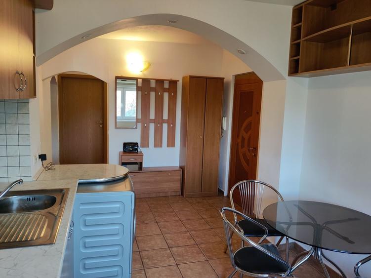 Apartament cu 4 camere decomandat, mobilat în Aradului