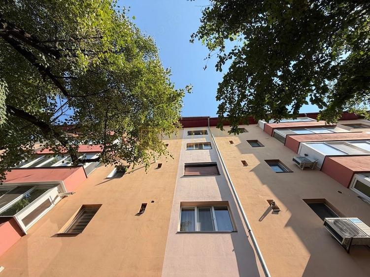 Apartament cu 3 camere semidecomandat în Girocului