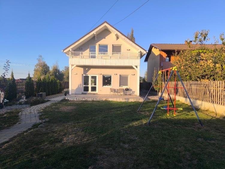 Casă individuală cu 4 camere cu Canalizare în Cristian